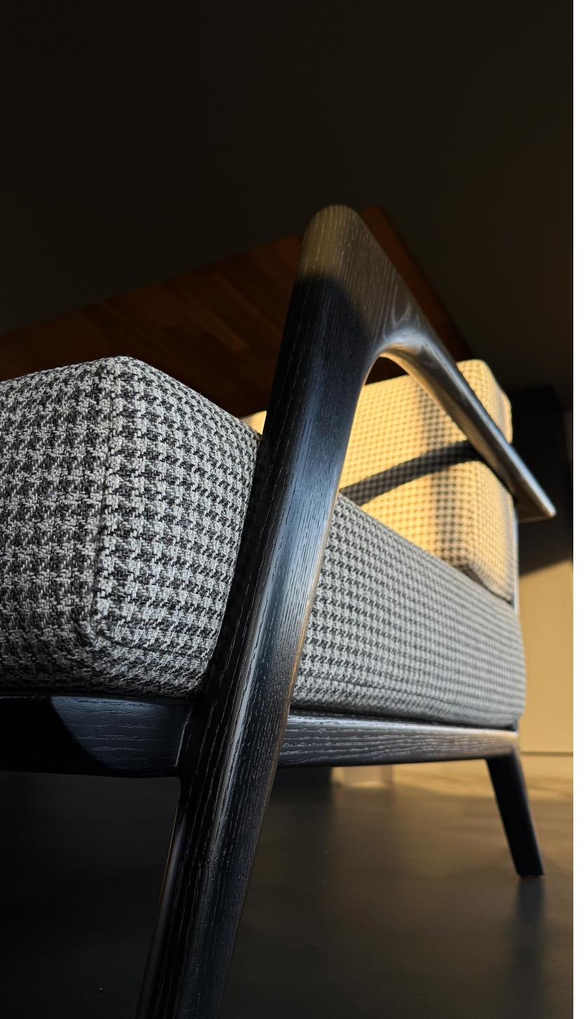 Sillón EME con tejido jaspe sobre estructura de encino ebonizado
