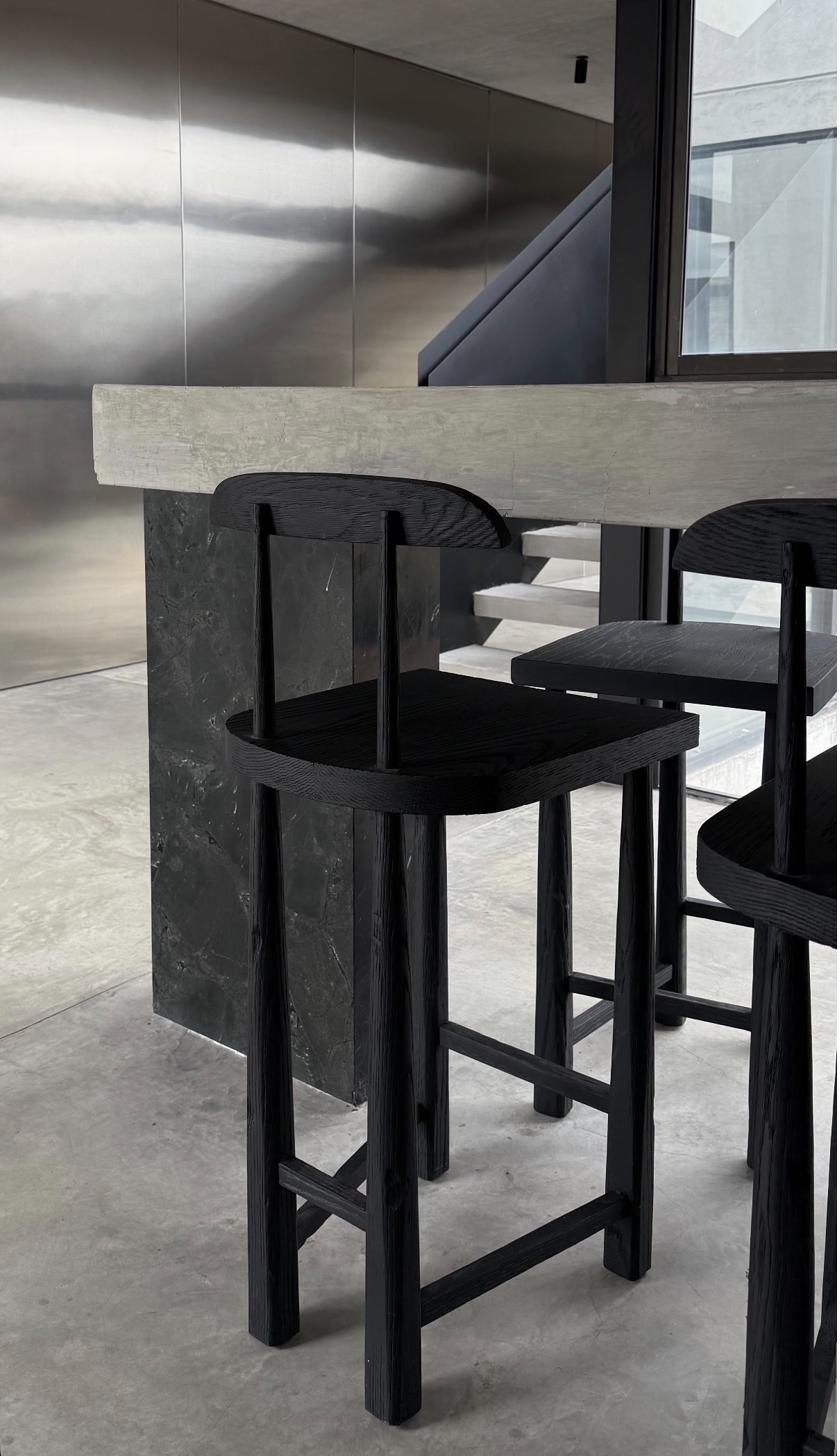 Bancos altos PE en cocina industrial con barra de concreto