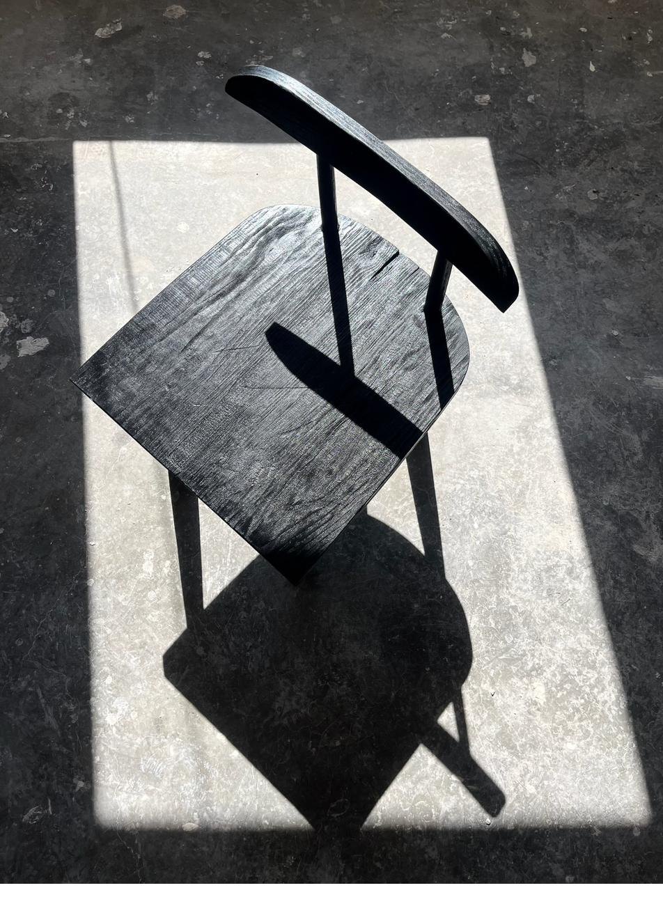 Detalle de encino ebonizado bajo luz cenital