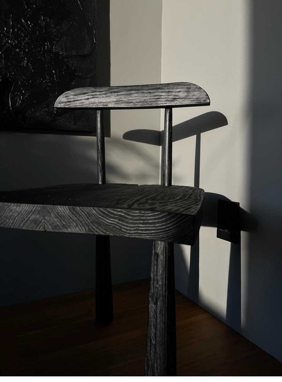 Silla PE en interior con luz lateral y cuadro al fondo