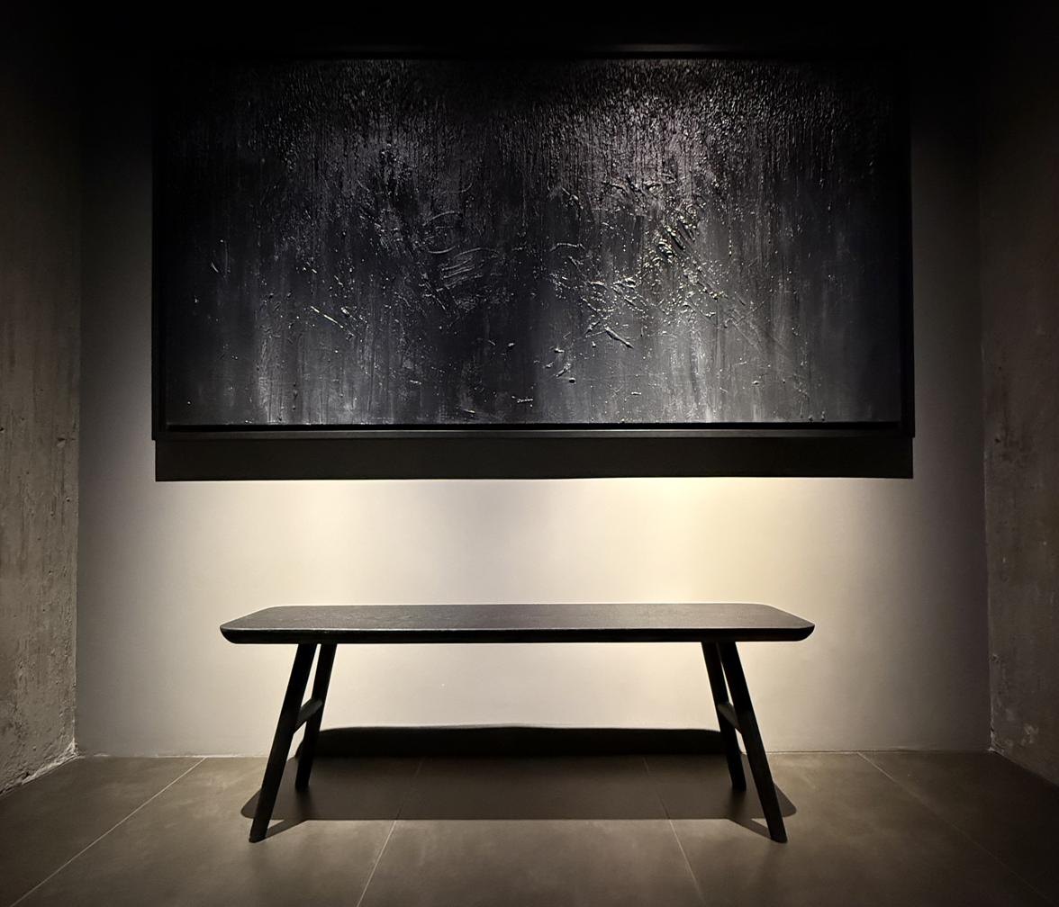 Banca TAO con cuadro abstracto en fondo